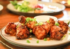 Consigue unas alitas de pollo muy crujientes: el ingrediente secreto de un carnicero para mejorar este plato.