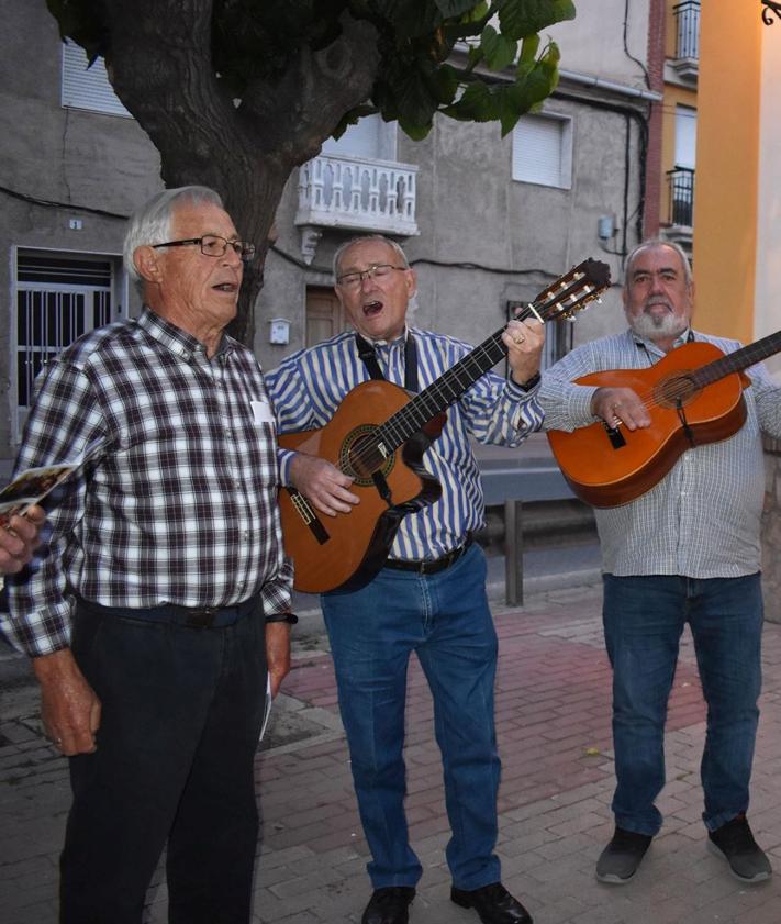Imagen secundaria 2 - La campana de auroros &#039;Virgen del Rosario&#039; de Las Torres canta los Mayos para iniciar las fiestas del barrio de La Cruz