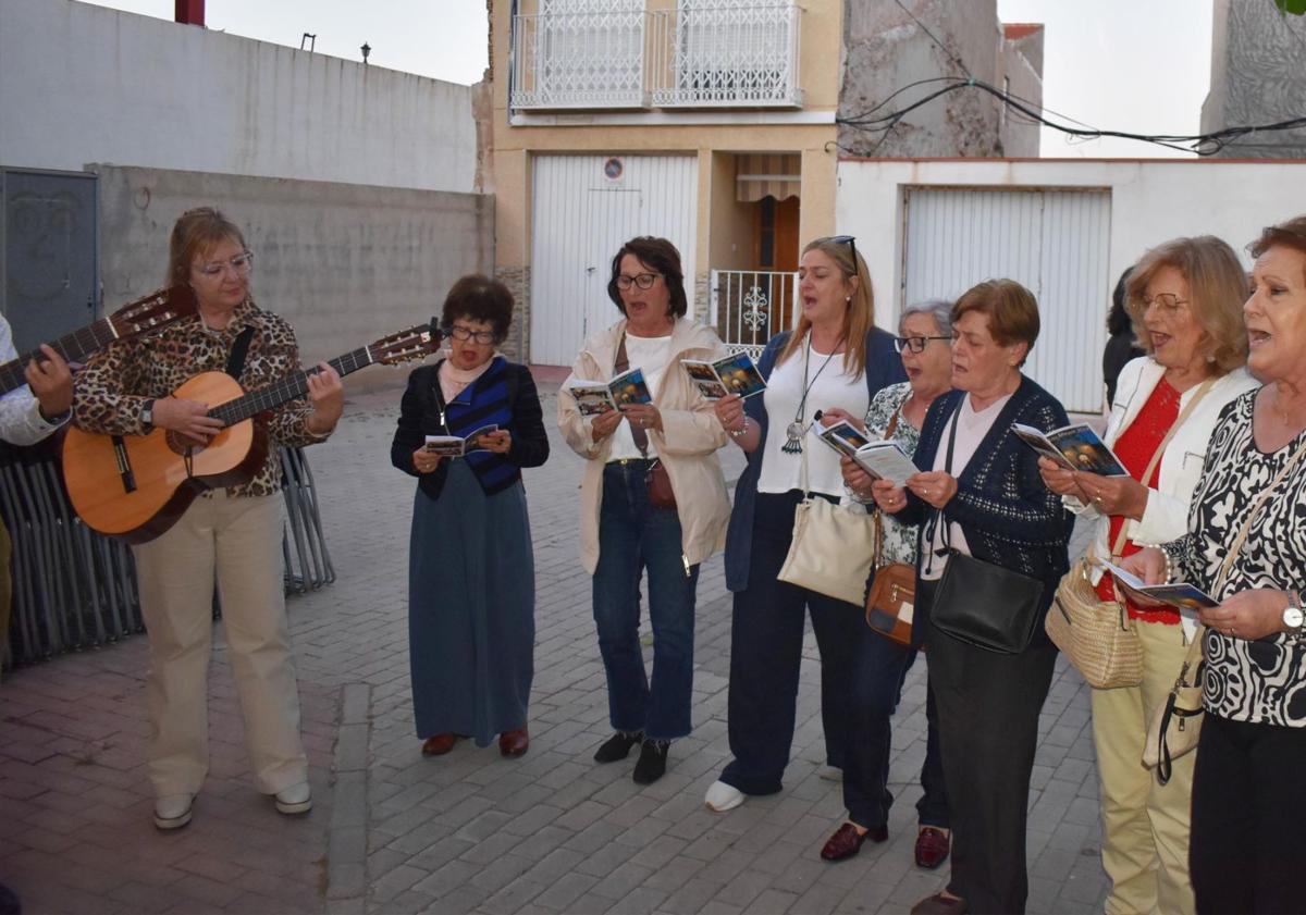 Imagen principal - La campana de auroros &#039;Virgen del Rosario&#039; de Las Torres canta los Mayos para iniciar las fiestas del barrio de La Cruz