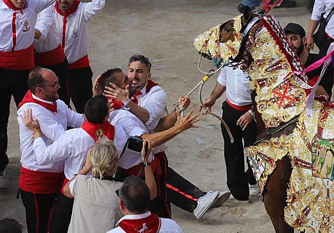 Los caballistas de Calimocho celebran la victoria.