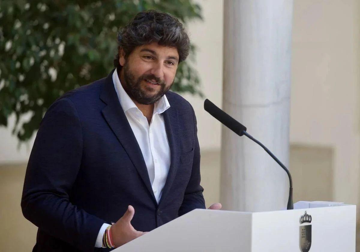 El PP se aferra a la valoración de López Miras y la izquierda celebra su mejoría