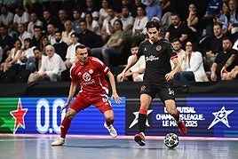 Motta conduce el balón ante la presión de Edson, del Kairat, este viernes en el pabellón Antares de Le Mans.