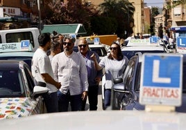 Protesta de autoescuelas reclamando más examenes, en la puerta de la jefatura de tráfico de Murcia.