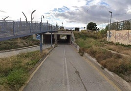 Túnel de salida y entrada del camino de la Orilla del Río, que no pueden utilizar los vecinos estos días por la celebración del festival Warm Up.