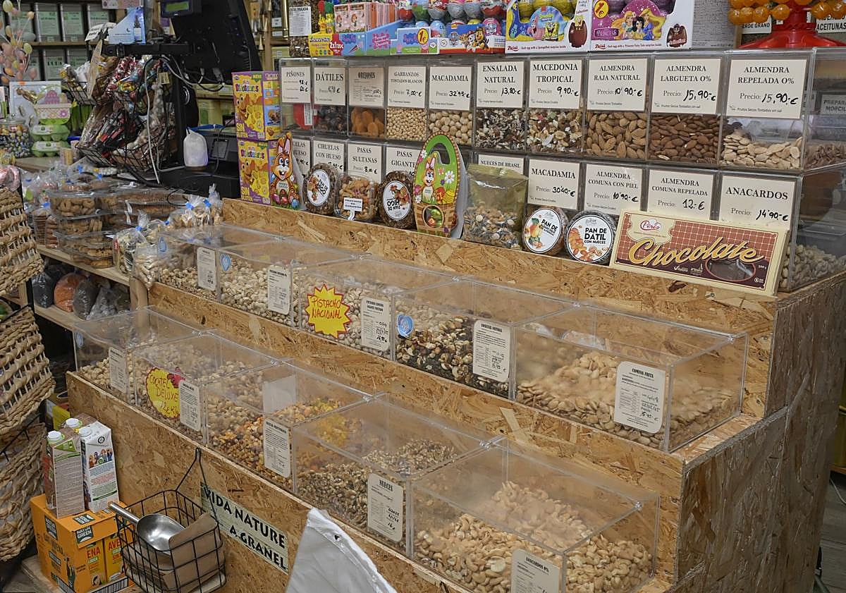 Imagen principal - Una tienda de barrio que vende a granel en Murcia