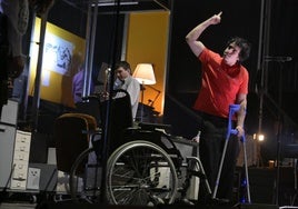 Diego Ibáñez, cantante de Carolina Durante, sobre el escenario del Warm Up, con muletas y silla de ruedas.