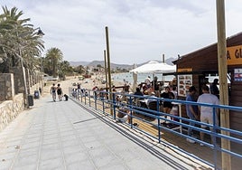 Ambiente playero, este viernes, junto al chiringuito de la playa de Isla Plana.