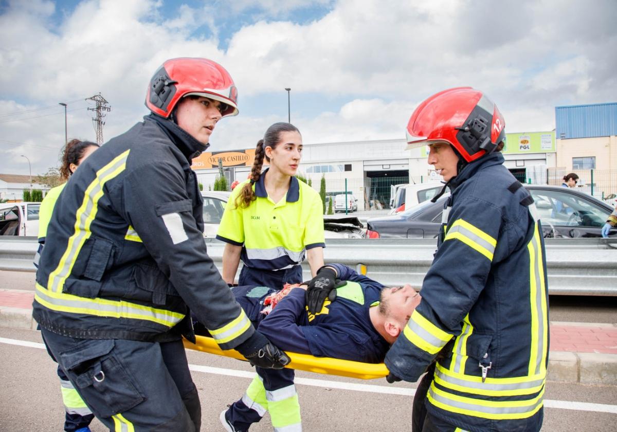 Estudiantes de la católica mejoran sus destrezas con un simulacro de accidente | la verdad