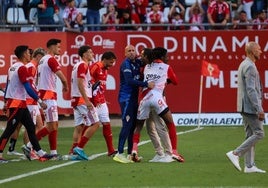 Fran Fernández, entrenador del Real Murcia, celebra con el banquillo la victoria ante el Villarreal B horas después del triunfo de la AD Ceuta, el líder.