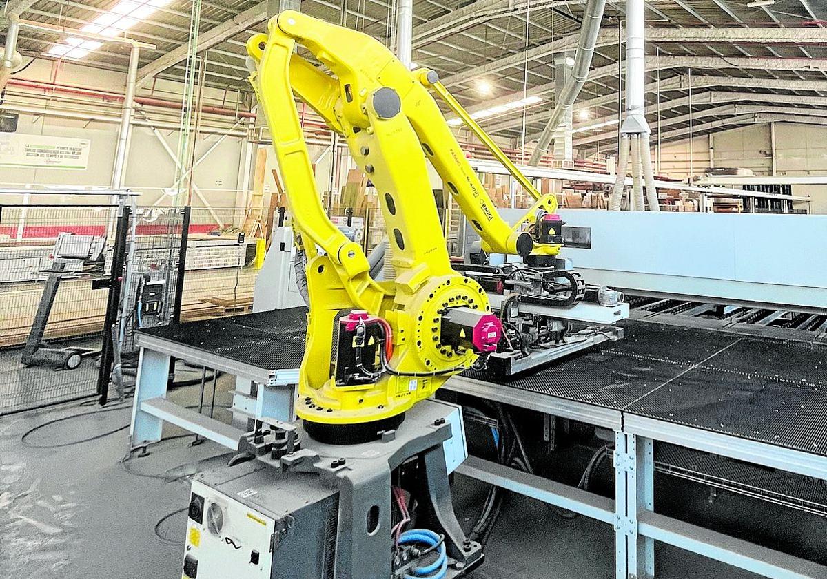 Imagen principal - 1. Una de las máquinas que utiliza el grupo Talasur en su planta de Balsicas. | 2. La impresora 3D de Cementos La Cruz realiza una pieza a medida en las instalaciones de Abanilla. | 3. Una de las fachadas industrializadas de hormigón, con piezas curvas, hechas en fábrica por el grupo Etosa.