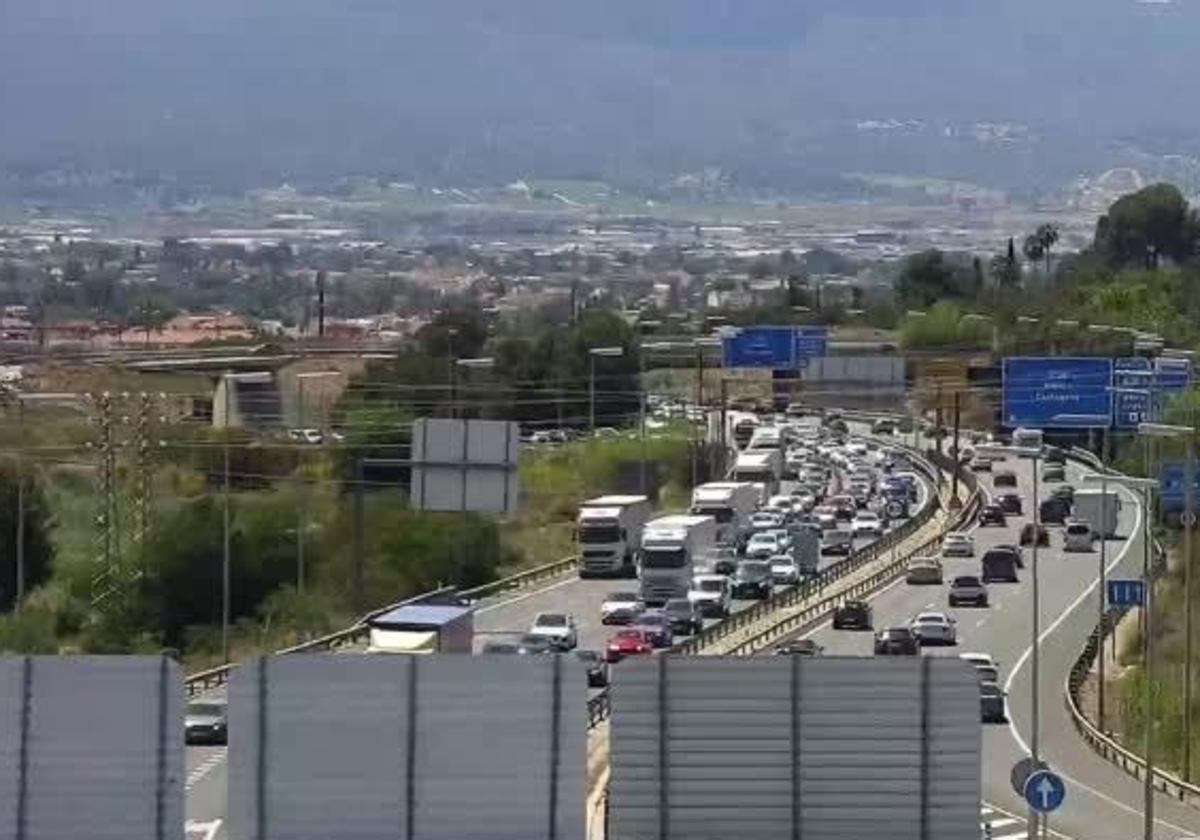 La operación retorno del puente de mayo deja retenciones kilométricas en las autovías A-30 y A-7