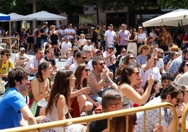 El público disfruta de los últimos conciertos en la plaza de los Apóstoles de Murcia.