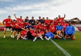 La sonrisa del éxito.La plantilla del Olímpico de Totana posa sobre el verde del Juan Cayuela.
