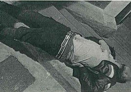 La víctima tendida sobre la acera con un disparo en el abdomen, en Puerto de Mazarrón.