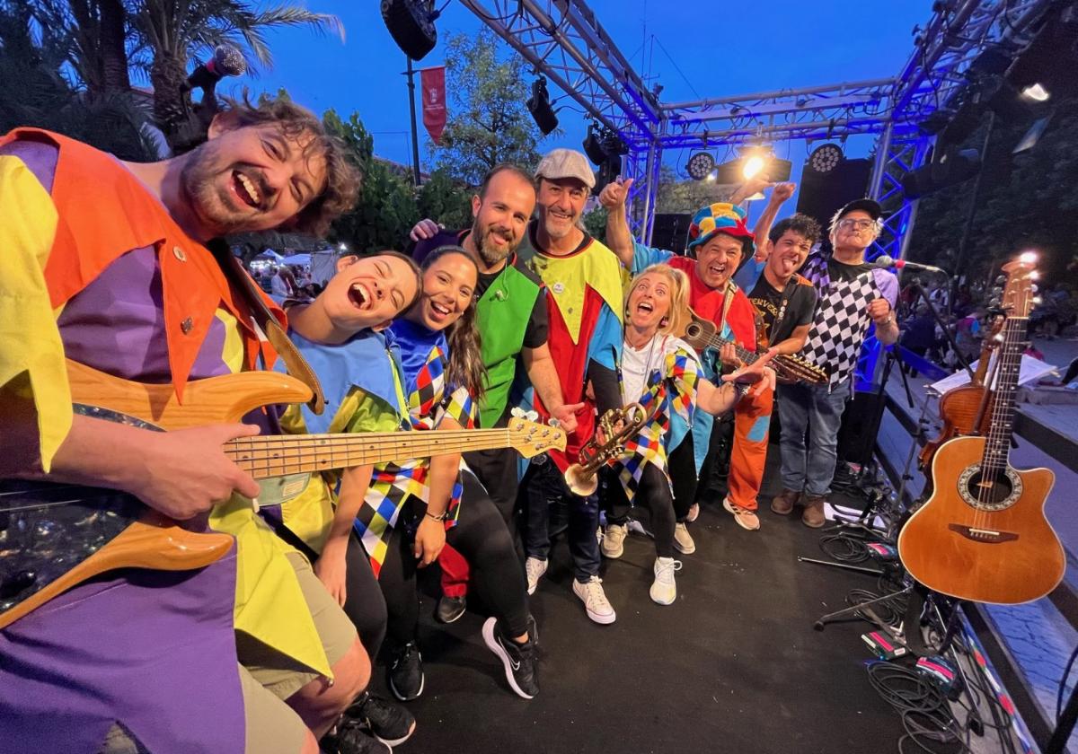 Los corremayos inundan las calles de Alhama de Murcia de color a todo ritmo como anticipo de la jornada de la 'plantá'
