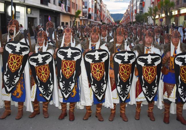 Componentes del grupo Caballeros de Navarra, del bando cristiano, avanzan por el centro de la ciudad.