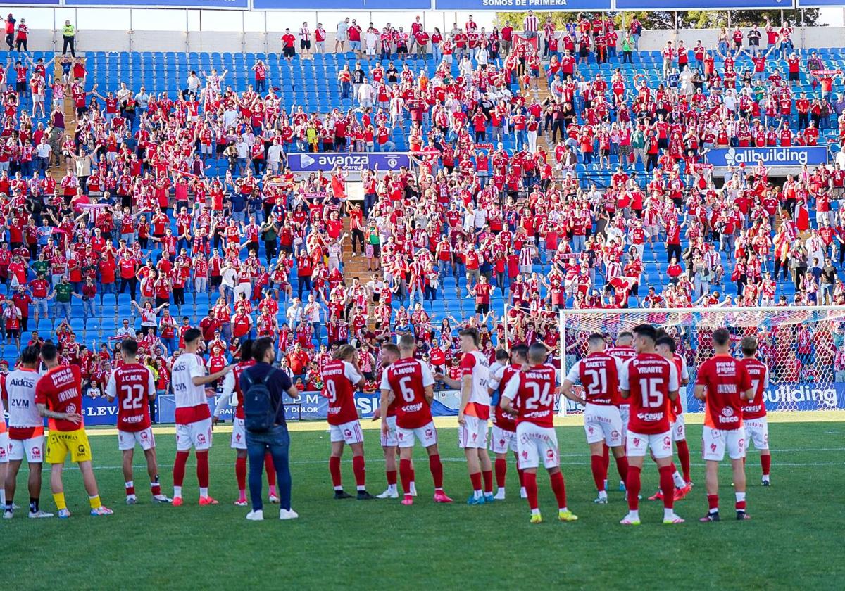 Los jugadores del Real Murcia saludan a la afición grana desplazada este domingo al Rico Pérez.
