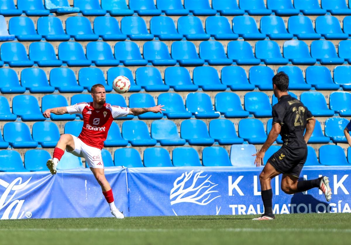 El Real Murcia sufre para seguir soñando con el ascenso directo