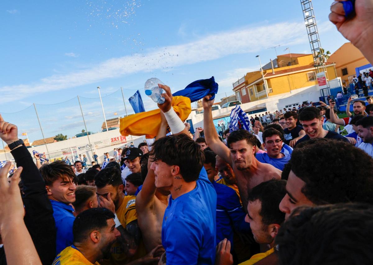 Imagen secundaria 1 - El Lorca Deportiva no falla en Puerto de Mazarrón y asciende a 2º RFEF