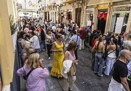 Calle llena de gente por las fiestas de las Cruces de Mayo en Cartagena.