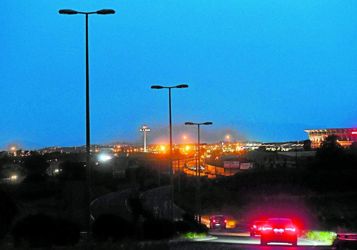 Arrecian las quejas en Murcia por la ausencia de luz en un acceso a Nueva Condomina
