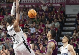 Mate a dos manos de Kostas Antetokounmpo, que hacia abajo lo ve más fácil que desde el tiro libre.
