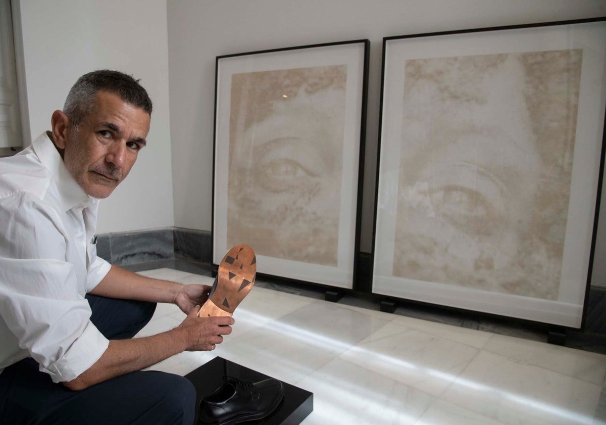 Imagen principal - Javier Pividal con algunas de las obras que presenta estos días en Cartagena.