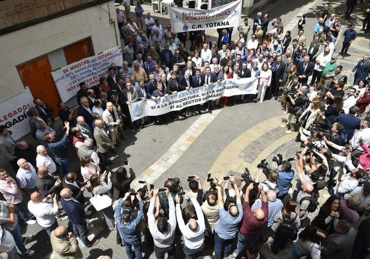 Acto en defensa del Trasvase, este martes.