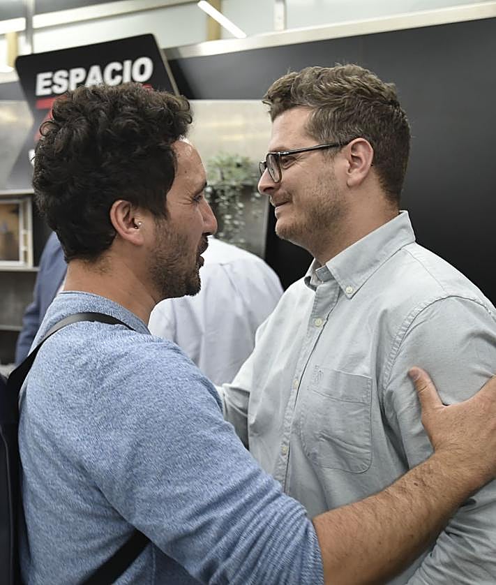 Imagen secundaria 2 - Arturo García Agüera recibe felicitacines tras su elección.