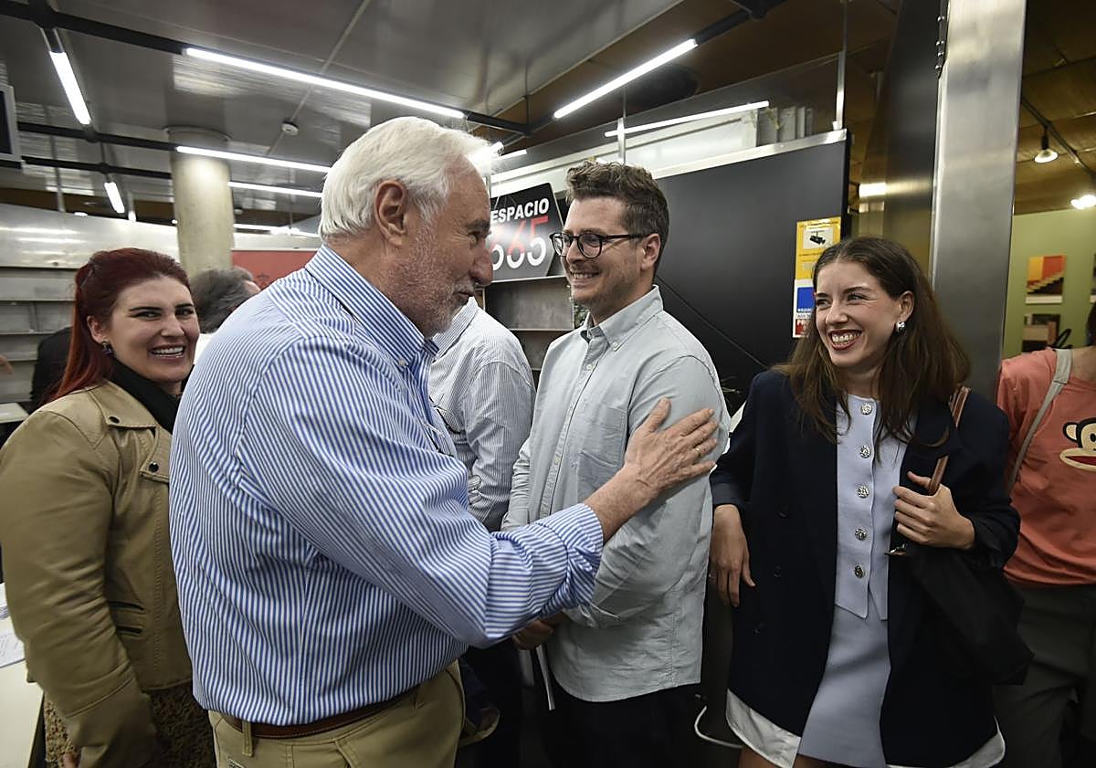 Imagen principal - Arturo García Agüera recibe felicitacines tras su elección.