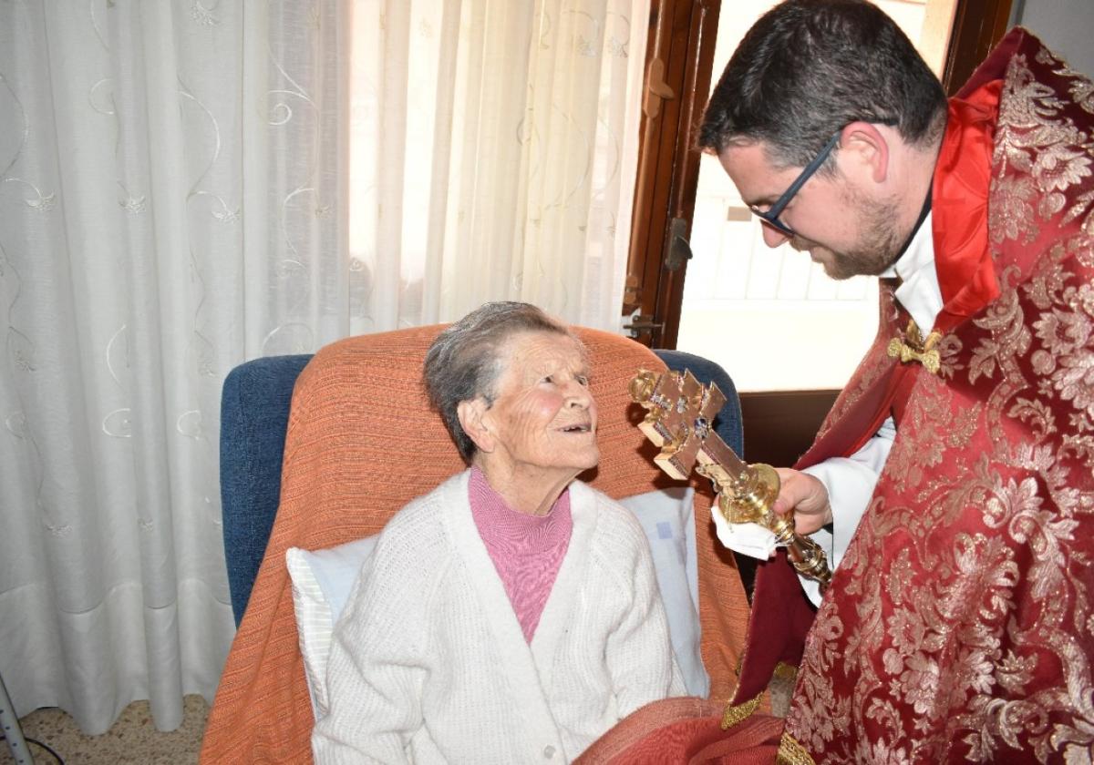 La Vera Cruz visita a 100 enfermos antes de volver a la basílica de Caravaca