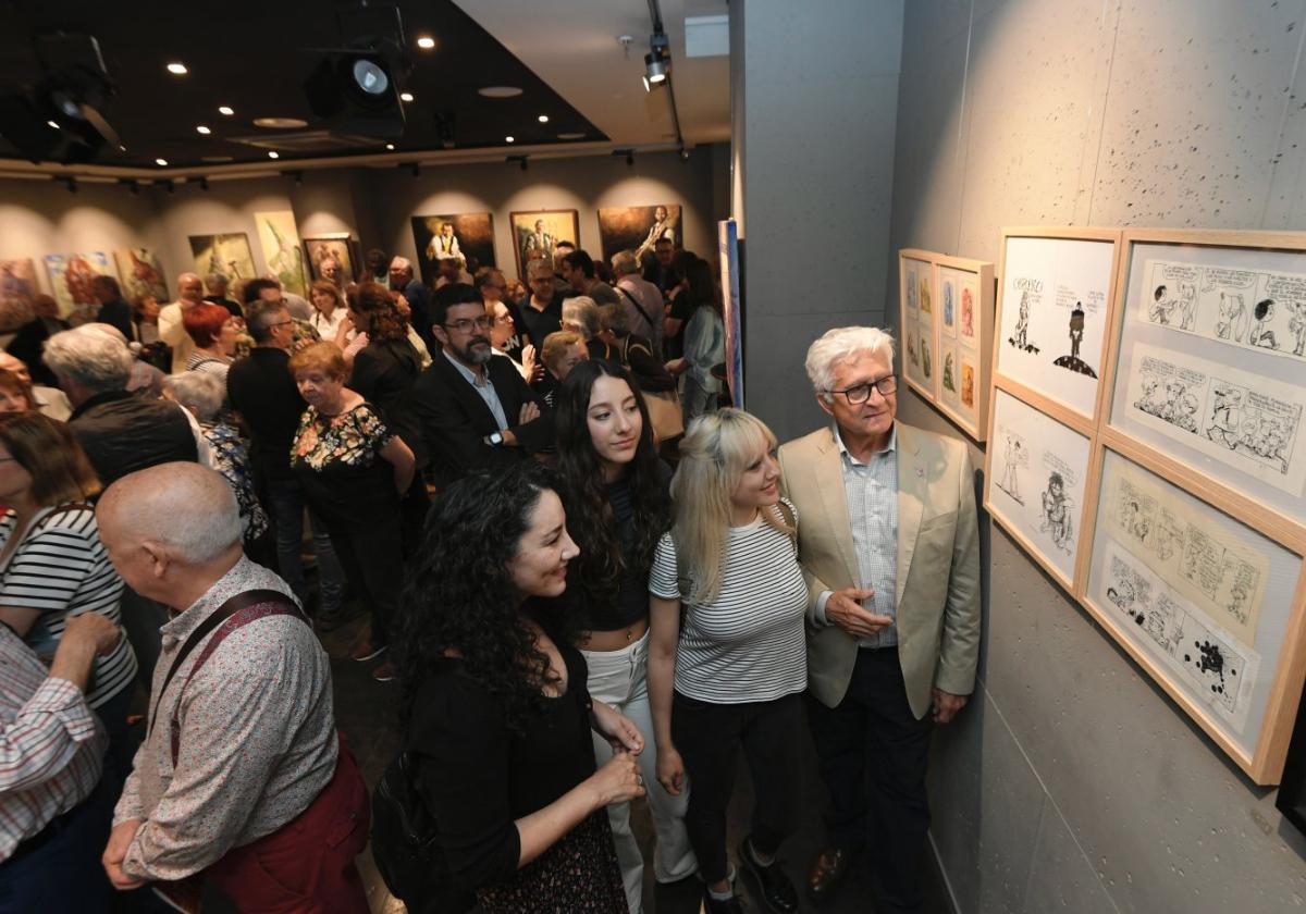 Familiares, allegados y seguidores de la obra de Joaquín García Abellán, 'Chipola', ayer, durante la inauguración de la muestra.