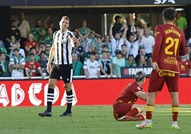 El capitán albinegro Pedro Alcalá reclama a Arana que se levante del césped, el pasado domingo, en la victoria contra el Racing de Santander.