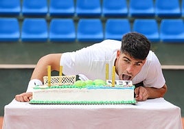 Carlos Alcaraz bromea, simulando dar un bocado a la tarta de cumpleaños que ayer le preparó el Real Murcia Club de Tenis.