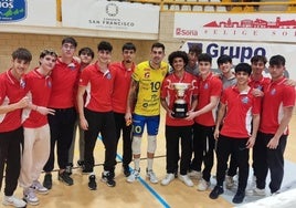 El cartagenero Jorge Almansa, con su título de campeón de liga junto a los juveniles del CVP Cartagena, en Soria.