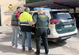 El detenido por el crimen durante su traslado al juzgado.