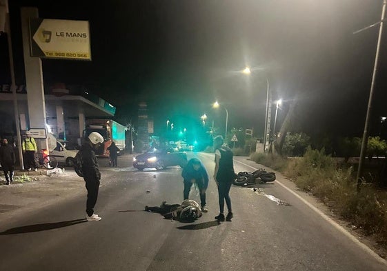 Varios testigos tratan de atender al herido, tendido en el suelo, mientras llega la ambulancia.