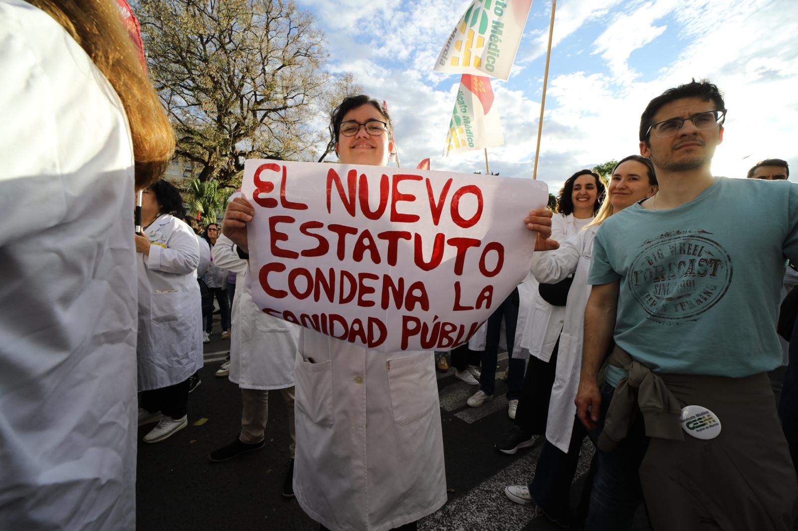En imágenes, la manifestación de médicos contra el Estatuto Marco