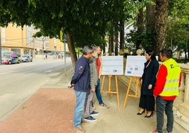 La edil de Urbanismo y Medio Ambiente junto a técnicos en la avenida Fuerzas Armadas, donde se va a crear un carril bici.