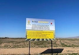 Cartel del proyecto en los terrenos donde se ubicará la planta.