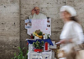Un altar improvisado dedicado al Papa Francisco en el Vaticano, este fin de semana.