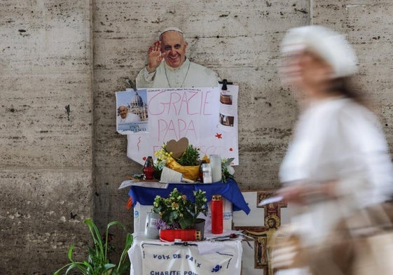 Un altar improvisado dedicado al Papa Francisco en el Vaticano, este fin de semana.