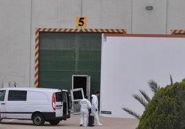 Especialistas de la Guardia Civil, en la nave de Librilla donde buscan los restos humanos.