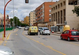 Nueva disposición del tráfico en la calle Juan Antonio Dimas con el tercer carril.