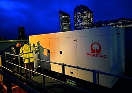 Generador Pramac instalado en la azotea de un edificio.