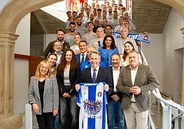 El alcalde de Lorca, Fungencio Gil, posa junto a directivos, técnicos y jugadores del Lorca Deportiva con la camiseta conmemorativa del ascenso que le regalaron este miércoles.