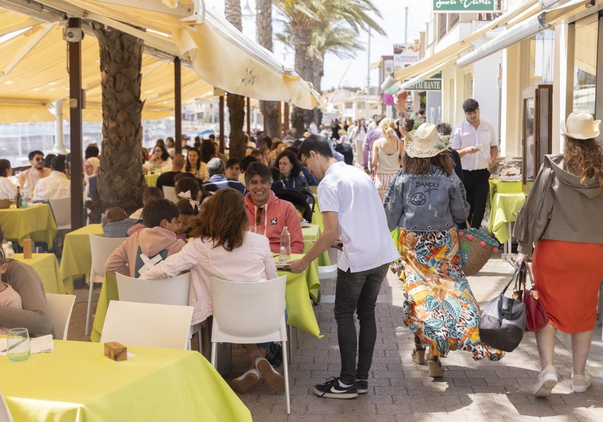 El paro baja en abril en el Campo de Cartagena, y 6 de cada 10 desempleados son mujeres