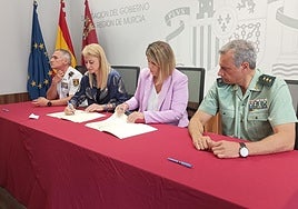 La delegada del Gobierno, Mariola Guevara, y la alcaldesa de Cartagena, Noelia Arroyo, firman el convenio.