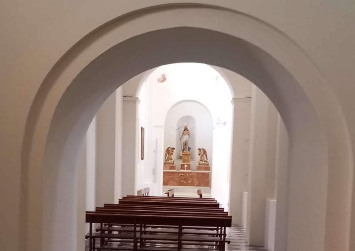 Imagen secundaria 1 - De arriba abajo, nave central y coro, capilla del Sagrario y cúpula con los cuatro santos cartageneros.
