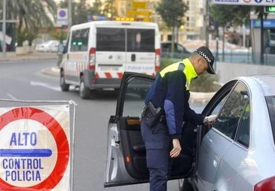 Un policía local realiza un control a un conductor de un coche en una imagen de archivo.